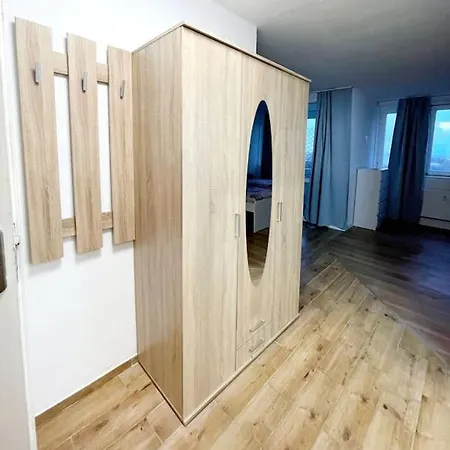 In Krefeld. 4 Personen. * Krefeld