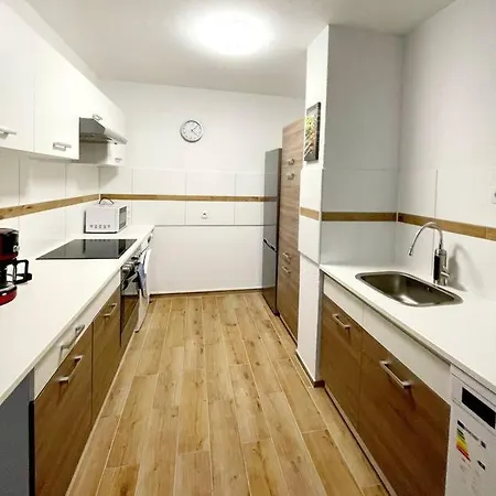 In Krefeld. 4 Personen. *