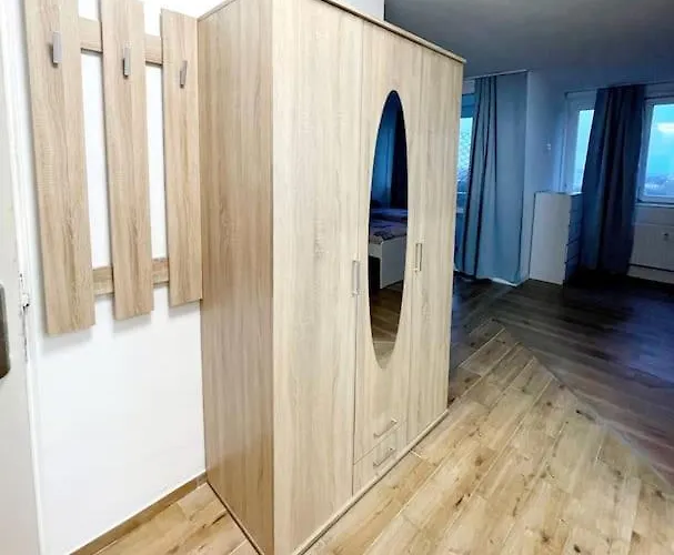 In Krefeld. 4 Personen. * Krefeld