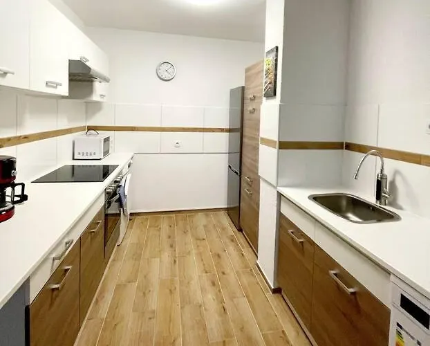 In Krefeld. 4 Personen. *